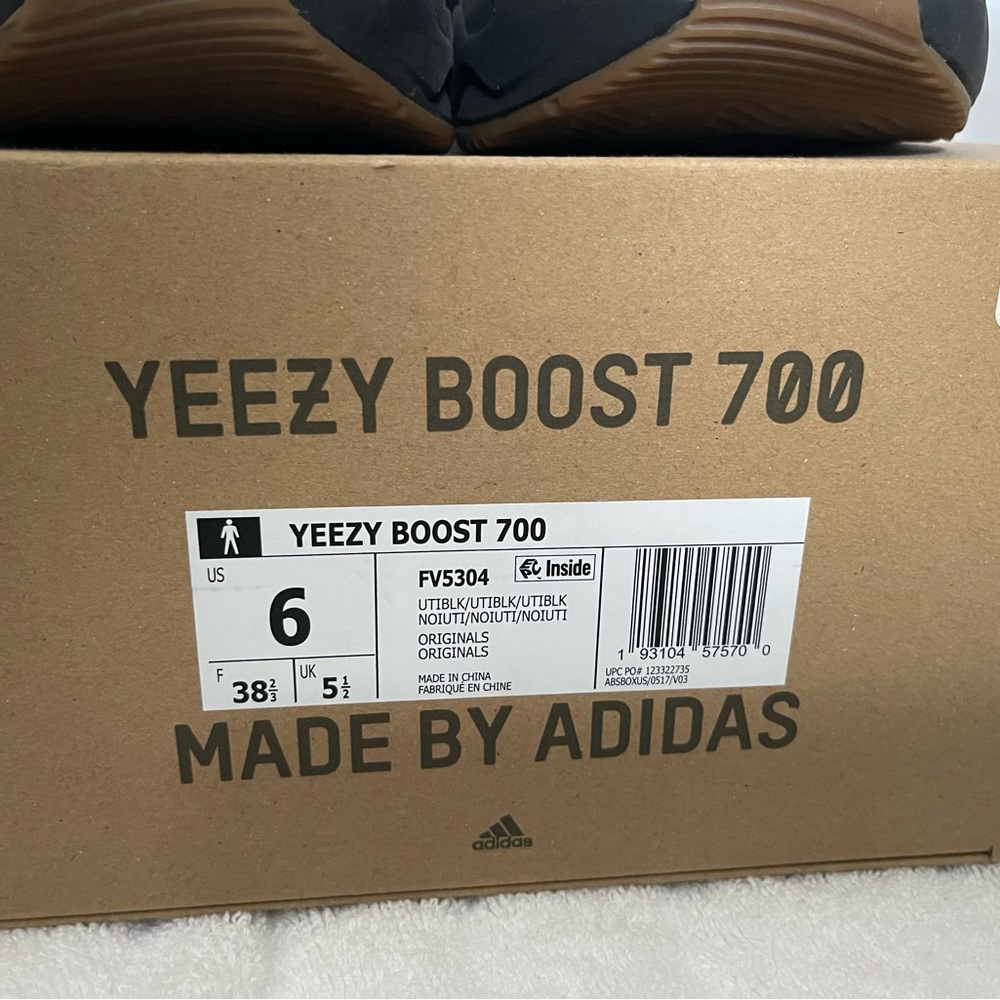 Yeezy 700 UtilityBlack - Picture 6 of 9
